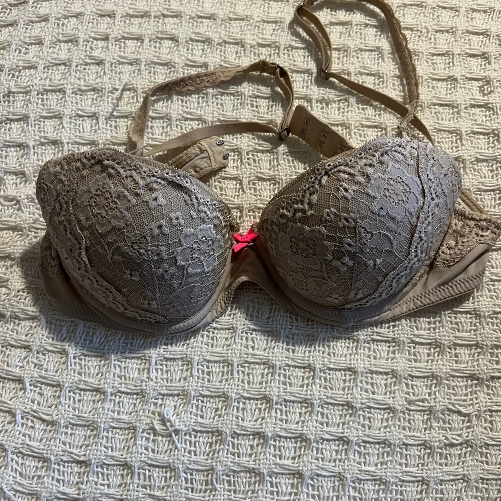 Gilly Hicks 34B push up